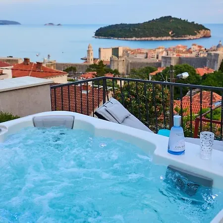 New & Stunning Views In Luxury 5* Divona Appartamento *